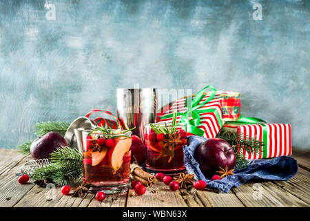 Sangria cocktail chaud d'hiver avec des pommes rouges, du vin, de canneberge, de romarin et d'épices, noël background copy space Banque D'Images