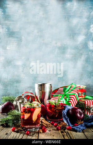 Sangria cocktail chaud d'hiver avec des pommes rouges, du vin, de canneberge, de romarin et d'épices, noël background copy space Banque D'Images