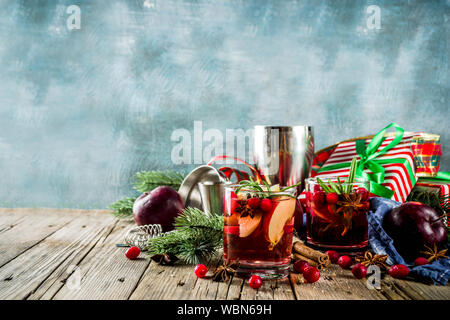 Sangria cocktail chaud d'hiver avec des pommes rouges, du vin, de canneberge, de romarin et d'épices, noël background copy space Banque D'Images