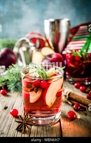 Sangria cocktail chaud d'hiver avec des pommes rouges, du vin, de canneberge, de romarin et d'épices, noël background copy space Banque D'Images