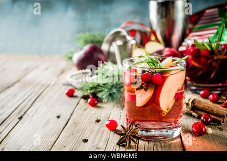 Sangria cocktail chaud d'hiver avec des pommes rouges, du vin, de canneberge, de romarin et d'épices, noël background copy space Banque D'Images