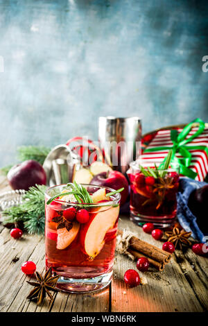 Sangria cocktail chaud d'hiver avec des pommes rouges, du vin, de canneberge, de romarin et d'épices, noël background copy space Banque D'Images