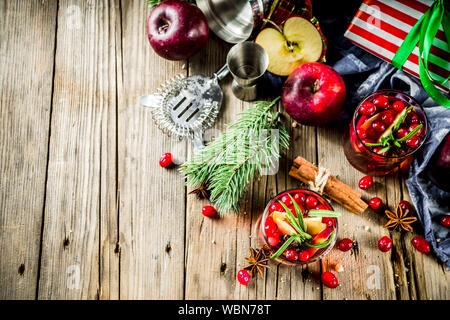 Sangria cocktail chaud d'hiver avec des pommes rouges, du vin, de canneberge, de romarin et d'épices, noël background copy space Banque D'Images