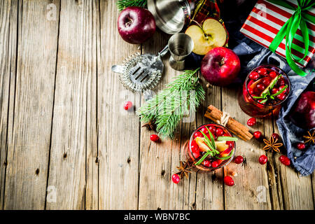 Sangria cocktail chaud d'hiver avec des pommes rouges, du vin, de canneberge, de romarin et d'épices, noël background copy space Banque D'Images