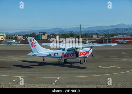 Ils attendent des passagers de l'avion de l'aéroport de Nazca. Vol au dessus des lignes de Nazca, Nazca, Pérou, Amérique du Sud Banque D'Images