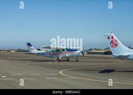 Les avions attendent des passagers de l'aéroport de Nazca. Vol au dessus des lignes de Nazca, Nazca, Pérou, Amérique du Sud Banque D'Images