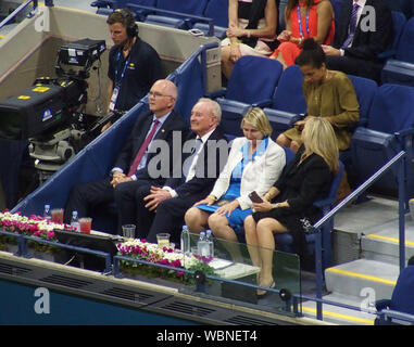 Août 26, 2019, New York, New York, USA : le premier jour de l'U.S Open Tennis Championships tenue à l'Arthur Ashe Stadium dans le Queens, New York . .Serena Williams Vs. Maria Sharapova et Roger Federer Vs. Sumit Nagal. Partant de la droite, Rod Laver (cravate bleue) hall of fame tennis player (crédit Image : © Bruce Cotler/Globe Photos via Zuma sur le fil) Banque D'Images