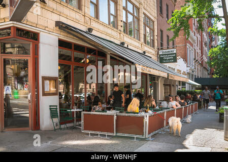 Brooklyn café, vue en été des gens assis sur la terrasse du café des Hauteurs à Montague Street, Brooklyn Heights, New York City, USA Banque D'Images