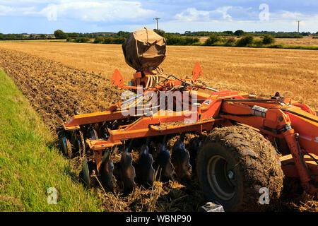 Cultiver les champs agricoles cultivateur mécanique après la récolte des cultures dans le Lincolnshire Banque D'Images