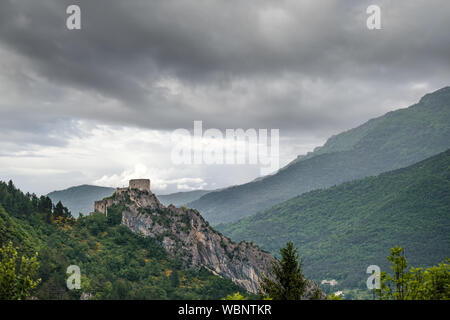 La citadelle médiévale d'Entrevaux, perché sur un éperon rocheux au-dessus de la vallée du Var dans les Alpes-de-Haute-Provence région de France Banque D'Images