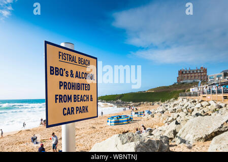 Un panneau interdisant l'usage de barbecues et de l'alcool à partir de la plage de Fistral à Newquay en Cornouailles. Banque D'Images