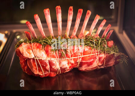 La viande de porc crus frais cru bifteck à l'os, la viande de porc cru bifteck sur le plateau d'acier Banque D'Images