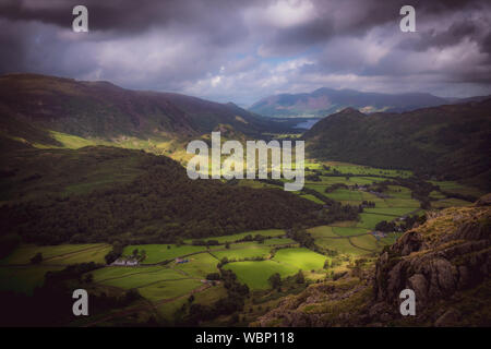 La vue sur la vallée de Borrowdale dans le Lake District Banque D'Images