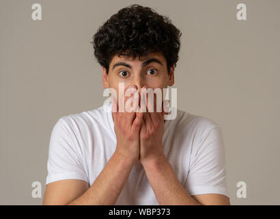 Portrait de beau jeune homme choqué. nouvelles inattendues d'audience Adolescent à la recherche de quelque chose de choquant avec Peur et inquiétude faisant face surpris Banque D'Images
