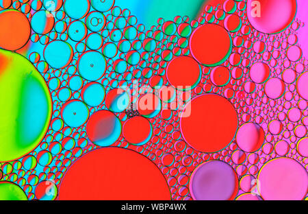 Motifs de bulles multicolores formés par l'huile flottant sur l'eau Banque D'Images
