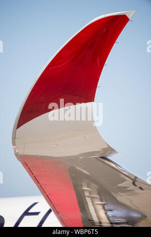 Glasgow, Royaume-Uni. 25 août 2019. Virgin Atlantic avion Airbus A350-1000, vu à l'Aéroport International de Glasgow pour la formation des pilotes. Virgin's brand new jumbo jet bénéficie d'un tout nouveau "loft" l'espace social avec des canapés en classe affaires, et bien décoré par l'enregistrement G-VLUX. L'ensemble de l'appareil auront également accès à une connexion Wi-Fi haut débit. Virgin Atlantic a commandé un total de 12 Airbus A350-1000s. Ils sont tous prévus pour rejoindre la flotte d'ici 2021 est d'un montant évalué à 4,4 milliards (€3,36 milliards de dollars). L'appareil promet également d'être jusqu'à 30 % plus économique en carburant, économiser sur les émissions de CO2. Banque D'Images