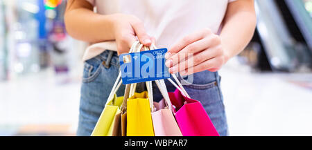 Femme avec carte de crédit et les sacs, gros plan Banque D'Images