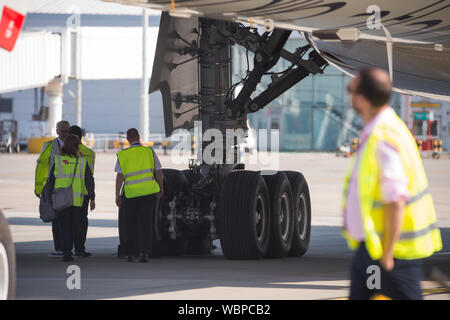 Glasgow, Royaume-Uni. 25 Août 2019. Airbus A350-1000 Virgin Atlantic vu à l'aéroport international de Glasgow pour la formation pilote. Le tout nouveau jumbo jet de Virgin possède un nouvel espace social « loft » étonnant avec des canapés en classe affaires, et bien orné par l'enregistrement G-VLUX. L'ensemble de l'appareil aura également accès à une connexion Wi-Fi haut débit. Virgin Atlantic a commandé un total de 12 Airbus de l'A350-1000. Ils devraient tous rejoindre la flotte d'ici 2021 pour une commande d'une valeur estimée à 4,4 milliards de dollars (3,36 milliards de GBP). L'avion promet également d'être jusqu'à 30 % plus économe en carburant, ce qui permet d'économiser sur les émissions de CO 2 Banque D'Images