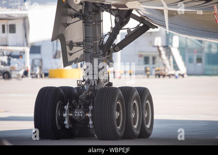 Glasgow, Royaume-Uni. 25 Août 2019. Airbus A350-1000 Virgin Atlantic vu à l'aéroport international de Glasgow pour la formation pilote. Le tout nouveau jumbo jet de Virgin possède un nouvel espace social « loft » étonnant avec des canapés en classe affaires, et bien orné par l'enregistrement G-VLUX. L'ensemble de l'appareil aura également accès à une connexion Wi-Fi haut débit. Virgin Atlantic a commandé un total de 12 Airbus de l'A350-1000. Ils devraient tous rejoindre la flotte d'ici 2021 pour une commande d'une valeur estimée à 4,4 milliards de dollars (3,36 milliards de GBP). L'avion promet également d'être jusqu'à 30 % plus économe en carburant, ce qui permet d'économiser sur les émissions de CO 2 Banque D'Images