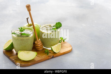 Petit déjeuner smoothie jus vert de chaux et de l'épinard pomme miel sur une table avec copie espace propre concept de l'alimentation saine Banque D'Images