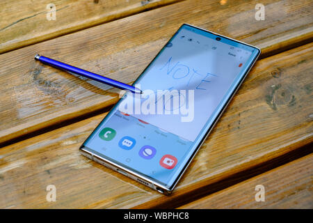 AMSTERDAM, le 2 août 2019 - Tout nouveau Samsung Galaxy Note 10 et note 10 + les smartphones sont affichées à des fins éditoriales lors d'un événement médiatique. Banque D'Images