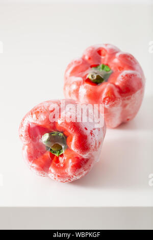 Emballages en plastique à usage unique. question légumes poivrons dans un sac en plastique Banque D'Images