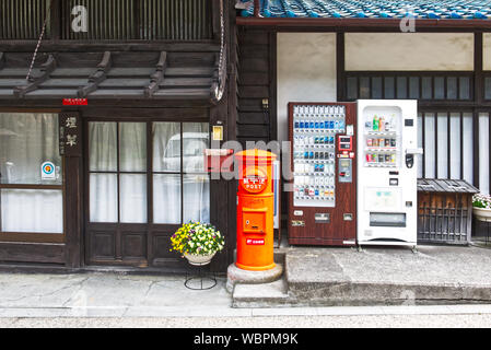 Post box et distributeurs automatiques à Narai, une ville sur la piste de Nakasendo au Japon Banque D'Images