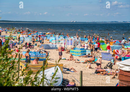 Suis Massentourismus Ostsee Strand von / Misdroy Miedzyzdroje, Insel Wolin, Westpommern, Polen, Europa | Le tourisme de masse dans la plage baltique dans Miedzyzd Banque D'Images