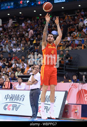 Ningbo, province de Zhejiang en Chine. Août 27, 2019. Hernangomez Juancho d'Espagne pousses durant la International 2019 Tournoi de basket-ball des hommes entre l'Espagne et l'Argentine à Ningbo, province de Zhejiang, Chine orientale, le 27 août, 2019. Credit : Huang Zongzhi/Xinhua/Alamy Live News Banque D'Images