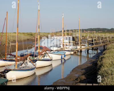 Les bateaux de plaisance amarrés le long du ruisseau Morston, partie de l'important domaine des marais salants sur la côte nord du comté de Norfolk derrière Blakeney Point. Banque D'Images