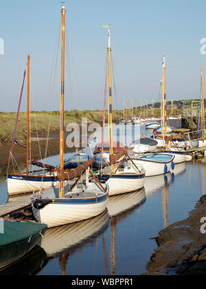 Les bateaux de plaisance amarrés le long du ruisseau Morston, partie de l'important domaine des marais salants sur la côte nord du comté de Norfolk derrière Blakeney Point. Banque D'Images