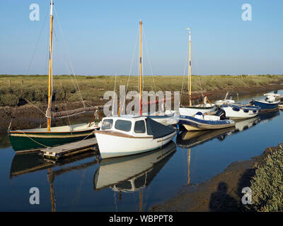 Les bateaux de plaisance amarrés le long du ruisseau Morston, partie de l'important domaine des marais salants sur la côte nord du comté de Norfolk derrière Blakeney Point. Banque D'Images