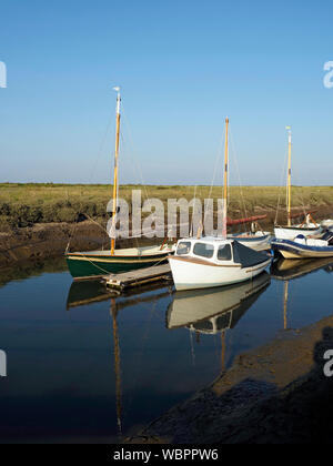 Les bateaux de plaisance amarrés le long du ruisseau Morston, partie de l'important domaine des marais salants sur la côte nord du comté de Norfolk derrière Blakeney Point. Banque D'Images