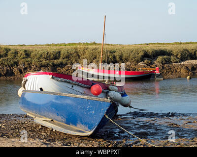 Les bateaux de plaisance amarrés le long du ruisseau Morston, partie de l'important domaine des marais salants sur la côte nord du comté de Norfolk derrière Blakeney Point. Banque D'Images