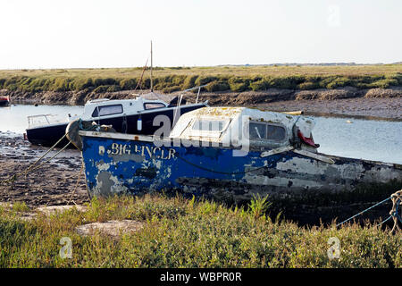 Les bateaux de plaisance amarrés le long du ruisseau Morston, partie de l'important domaine des marais salants sur la côte nord du comté de Norfolk derrière Blakeney Point. Banque D'Images