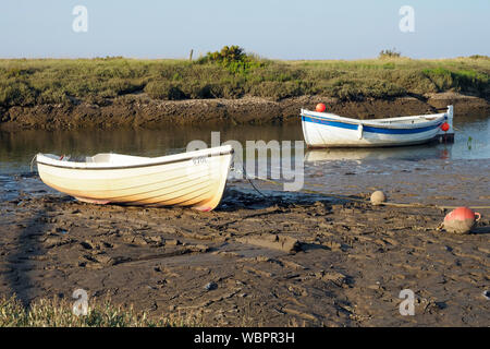 Les bateaux de plaisance amarrés le long du ruisseau Morston, partie de l'important domaine des marais salants sur la côte nord du comté de Norfolk derrière Blakeney Point. Banque D'Images