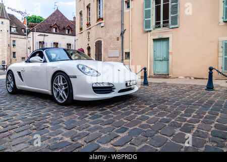 France Beaune 2019-06-19 Image de voiture allemand blanc Porsche Boxster parking sur la rue européenne Banque D'Images