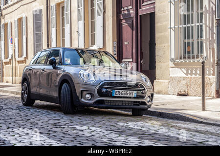 France Beaune 2019-06-19 Nouvelle voiture gris brillant Mini Cooper S sur le parking de l'agréable rue avec pavement. Concept Voyages en Europe ensemble sur un c Banque D'Images