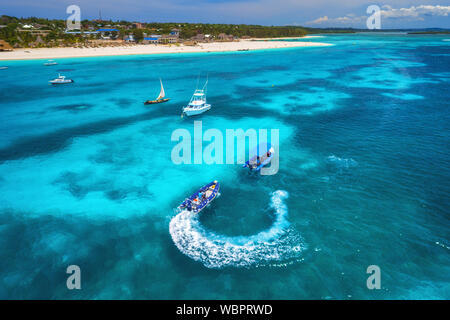 Vue aérienne de bateaux et de l'eau flottant en scooter de mer bleu Banque D'Images