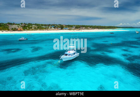 Vue aérienne de yachts et bateaux sur la côte de la mer tropicale en été Banque D'Images