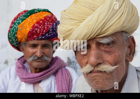 L'Inde, du Rajasthan, Bikaner, Portrait de deux personnes âgées hommes tribal Rajasthani. Banque D'Images