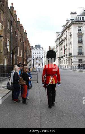 Les touristes à Londres entourent un WELSH OFFICIER DANS LE CENTRE COMMERCIAL PRÈS DE BUCKINGHAM PALACE ET ONT BEAUCOUP DE PLAISIR à interagir avec lui. WELSH GUARDS REGIMENT. Les soldats britanniques. L'UNIFORME DES GARDES. La coiffure DES CINQ Régiments de Gardes BRITANNIQUE EST APPELÉ UN BUSBY OU BEARSKIN. Londres est une destination touristique très populaire avec 51  % DES 39 MILLIONS DE VISITEURS AU Royaume-uni en 2017. L'UNIFORME DE CÉRÉMONIE. CAP BEARSKIN. L'armée britannique. Voyager au Royaume-Uni. Les voyages. CITY BREAKS. La société civilisée. Villes plus sûres. Banque D'Images