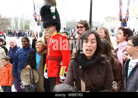 Les touristes à Londres entourent un WELSH OFFICIER DANS LE CENTRE COMMERCIAL PRÈS DE BUCKINGHAM PALACE ET ONT BEAUCOUP DE PLAISIR à interagir avec lui. WELSH GUARDS REGIMENT. Les soldats britanniques. L'UNIFORME DES GARDES. La coiffure DES CINQ Régiments de Gardes BRITANNIQUE EST APPELÉ UN BUSBY OU BEARSKIN. Londres est une destination touristique très populaire avec 51  % DES 39 MILLIONS DE VISITEURS AU Royaume-uni en 2017. L'UNIFORME DE CÉRÉMONIE. CAP BEARSKIN. L'armée britannique. Voyager au Royaume-Uni. Les voyages. CITY BREAKS. La société civilisée. Villes plus sûres. Banque D'Images