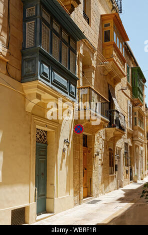 Scène de rue ; vieux bâtiments en pierre calcaire, d'un balcon, de style maltais ci-joint, en fer forgé, maisons, Europe ; Birgu, Vittoriosa ; Malte ; printemps ; ve Banque D'Images