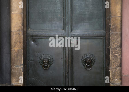 Porte de Bronze à l'entrée de la Cathédrale de Mayence avec texte latin décrivant : 'ce que le feu a pris, le fer à repasser oar retourné', Mainz, Allemagne Banque D'Images