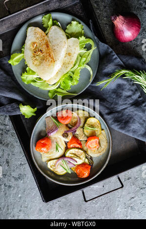 Blanc frit patty pan squash avec tranches de fenouil rôti, tomates, courgettes et oignons rouges Banque D'Images