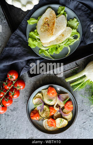 Blanc frit patty pan squash avec tranches de fenouil rôti, tomates, courgettes et oignons rouges Banque D'Images