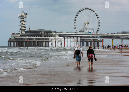 Plage avec pier, saut tour et grande roue, station balnéaire de Scheveningen près de La Haye, Hollande méridionale, Pays-Bas, Europe Banque D'Images