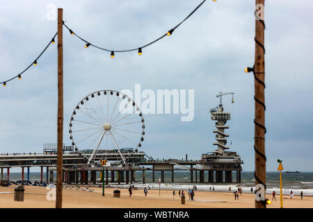 Plage avec pier, saut tour et grande roue, station balnéaire de Scheveningen près de La Haye, Hollande méridionale, Pays-Bas, Europe Banque D'Images