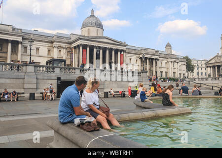 Londres, Royaume-Uni. 27 août 2019. Les gens se rafraîchir à la fontaine de Trafalgar que la canicule se poursuit avec le plus chaud après banque août vacances sur notice Crédit : amer ghazzal/Alamy Live News Banque D'Images